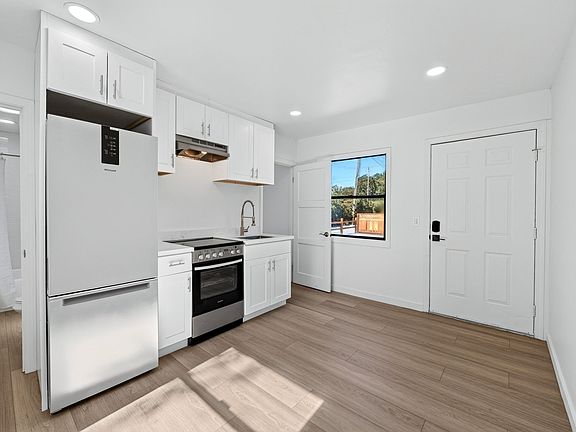 3rd image of 108 Sebastopol Ave #3