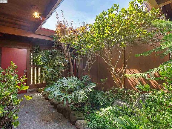 4th image of 3660 Oakes Dr