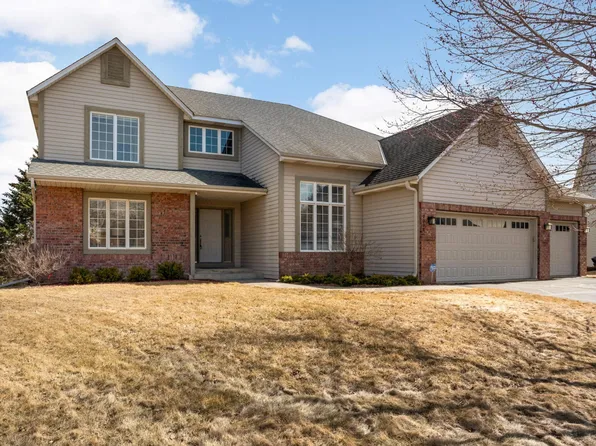 9000 Highland Cir, Woodbury, MN 55125