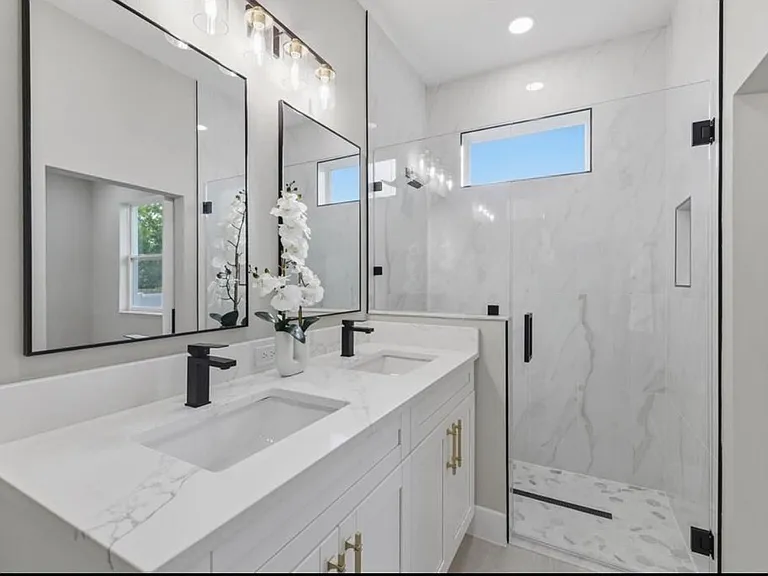 1020 W Rambla St — Photo 8