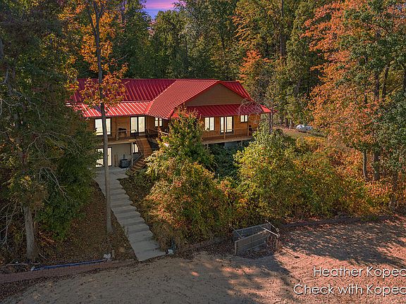 3rd image of 600 Bailey Lake Dr NE