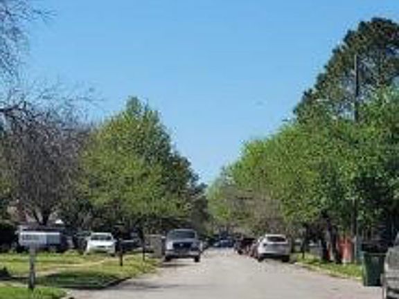 Exterior Neighborhood (street photo)