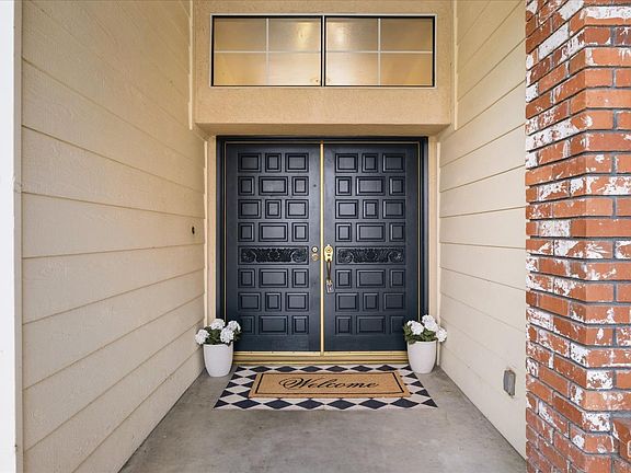 3rd image of 9901 Mesa Oak Dr