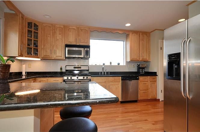 2nd image of 1065 Kingston Rd
