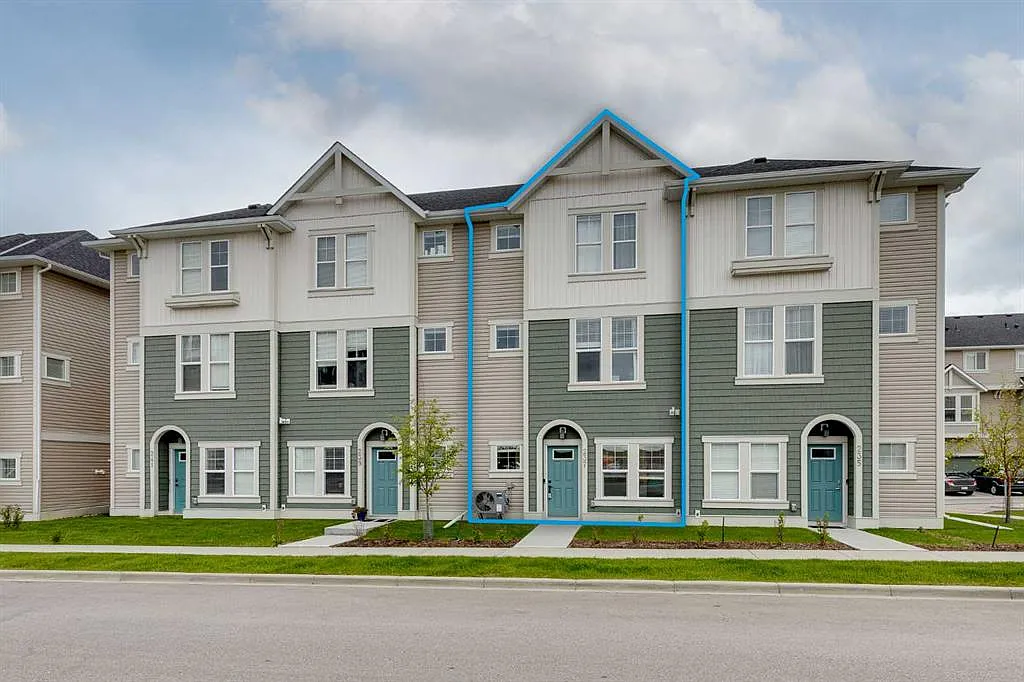 Beautiful 3 Bedroom + Den Townhouse with garage!! — Photo 2