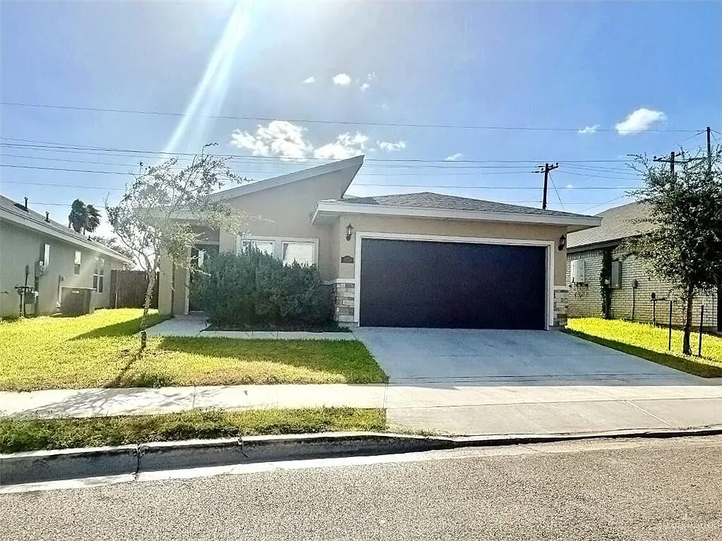 3 bed, 2.0 bath, 1816 sqft, $1,950 — Photo 1