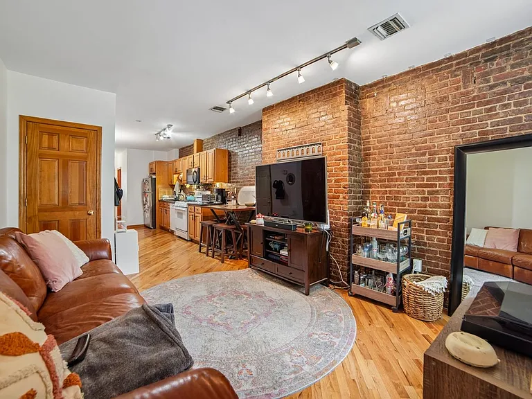 118 Clinton St #2 — Photo 4
