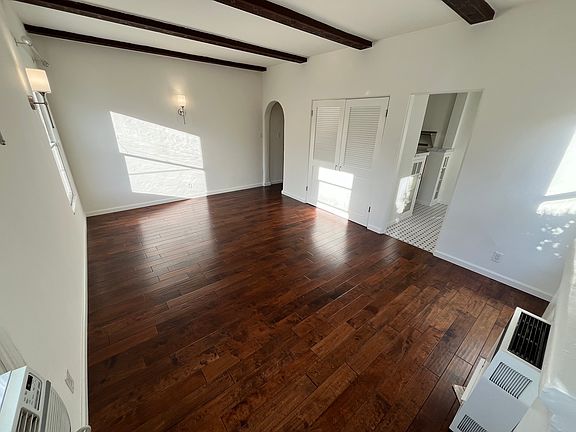 137 South Canon Drive,
Beverly Hills CA 90212
Apartment for Rent - Living Room