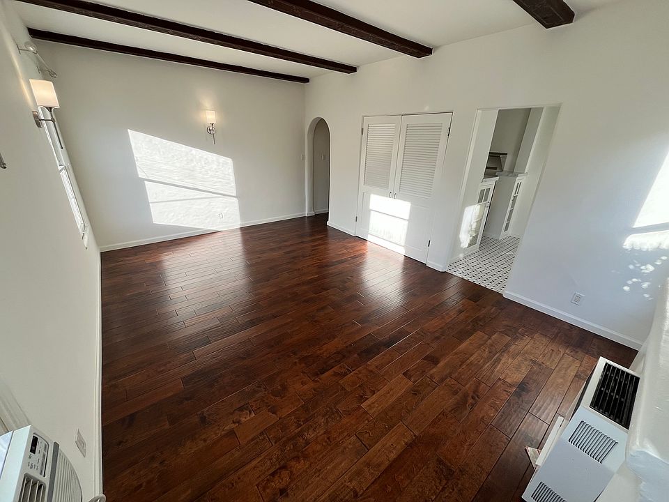 137 South Canon Drive,
Beverly Hills CA 90212
Apartment for Rent - Living Room