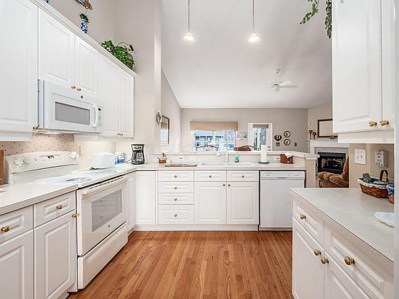 4th image of 373 Wyndham Park S