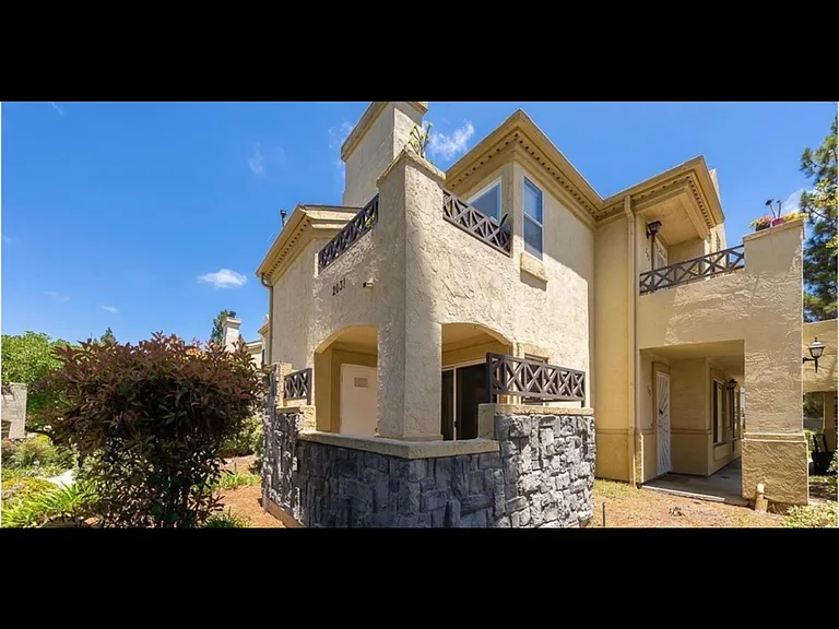 2031 Lakeridge Cir #202 — Photo 1