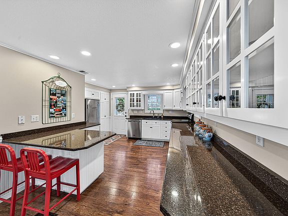 5th image of 20775 Decatur St