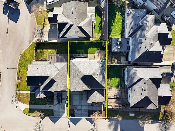 4th image of 16528 59a Ave