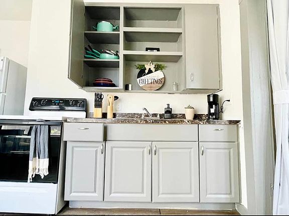 3rd image of 2831 Warren Ave #2831