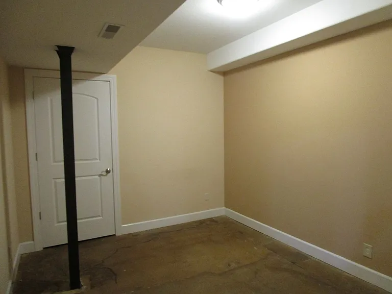 810 E Broadway — Photo 14