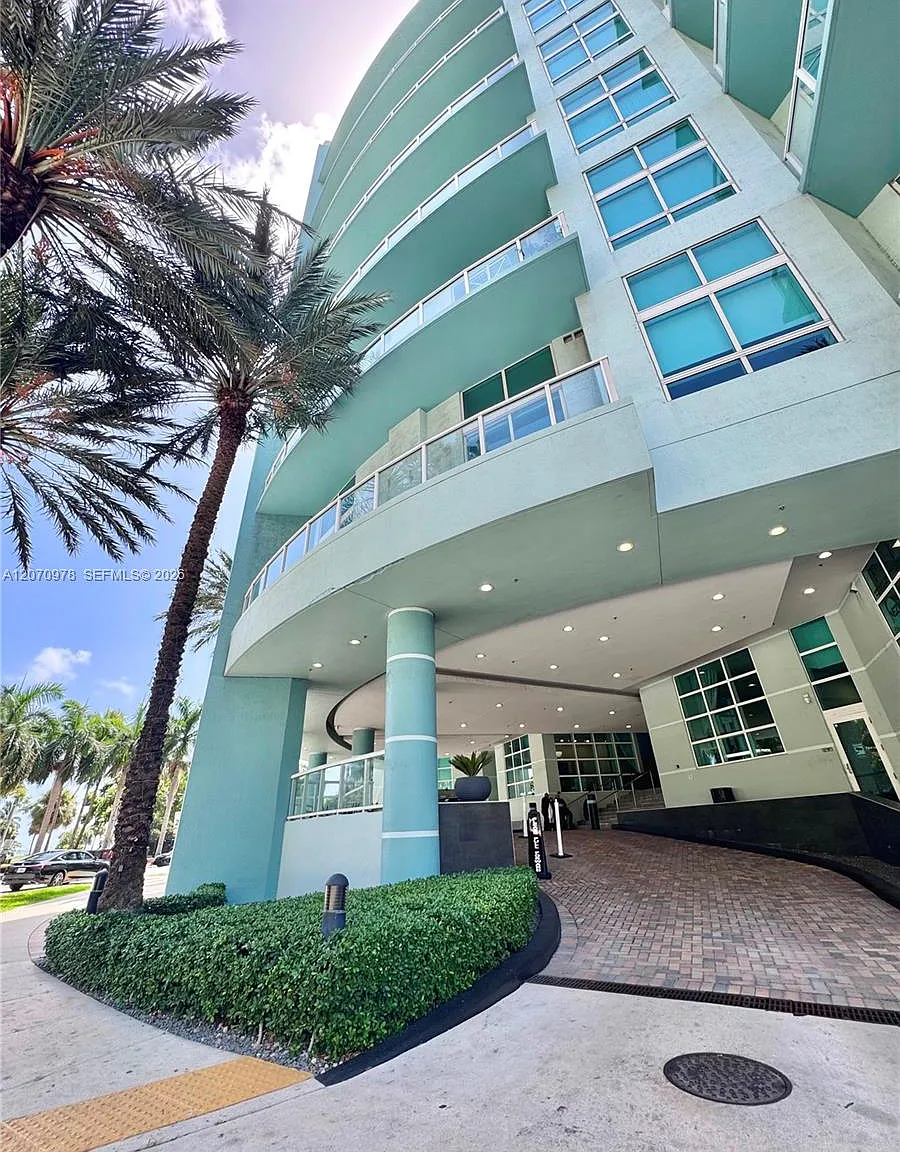 Quantum On The Bay Condo — Photo 1