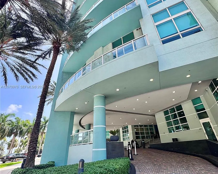 1900 N Bayshore Dr #1807