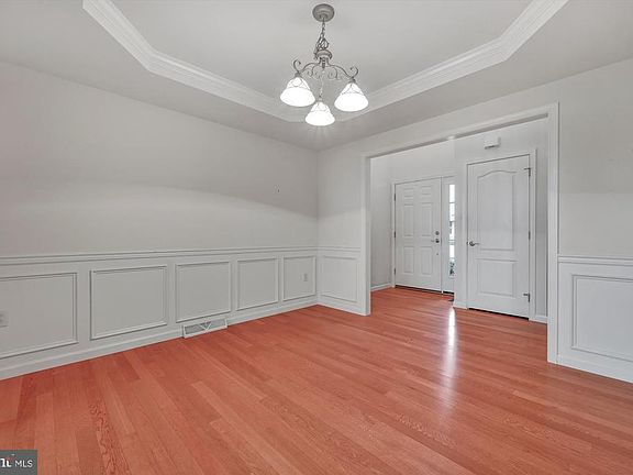 5th image of 260 Fieldcrest Ln