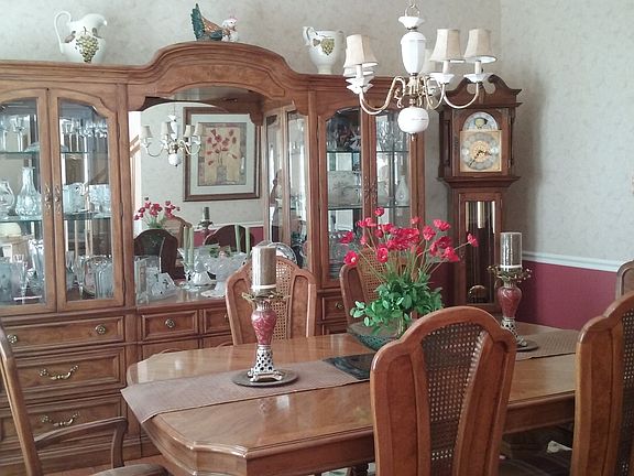 Formal DR with crown molding