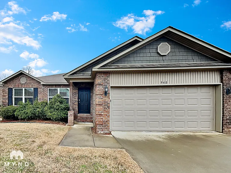 940 Pinehurst Loop — Photo 1