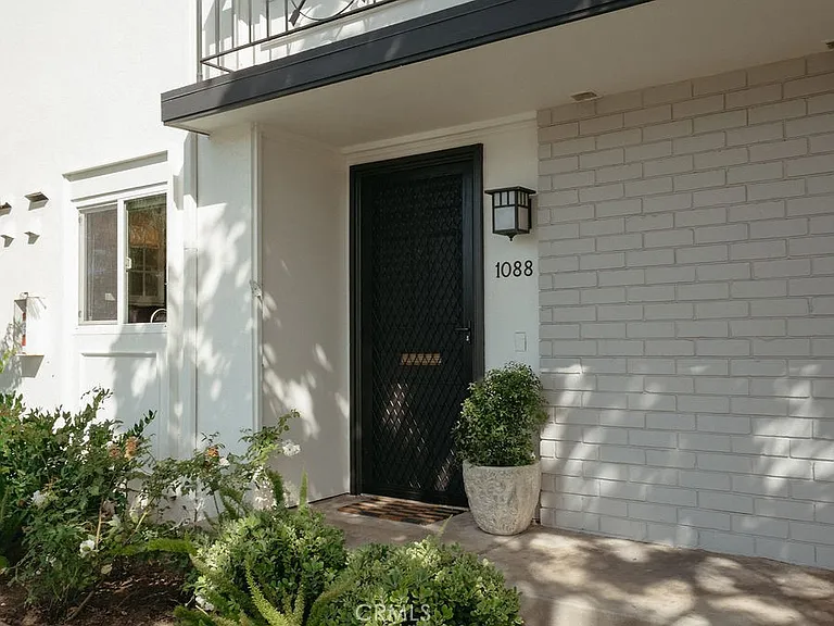 1088 Buckingham Ln — Photo 2