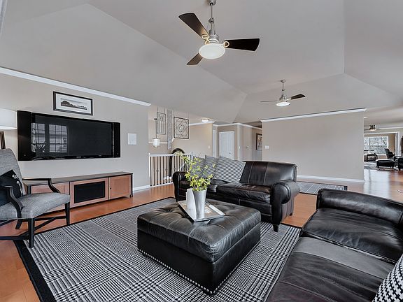 4th image of 11013 Edgebrook Ln