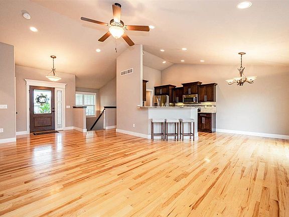 5th image of 425 Carlyle Dr