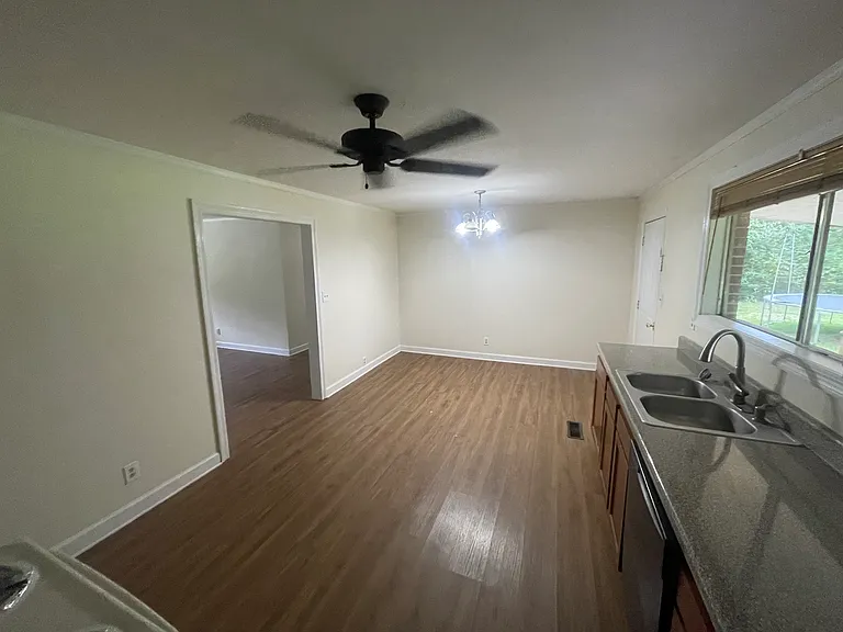 1008 Crest Dr — Photo 5