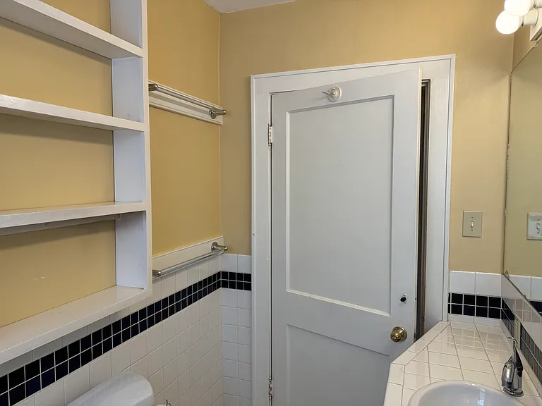 427 E Johnson St — Photo 18