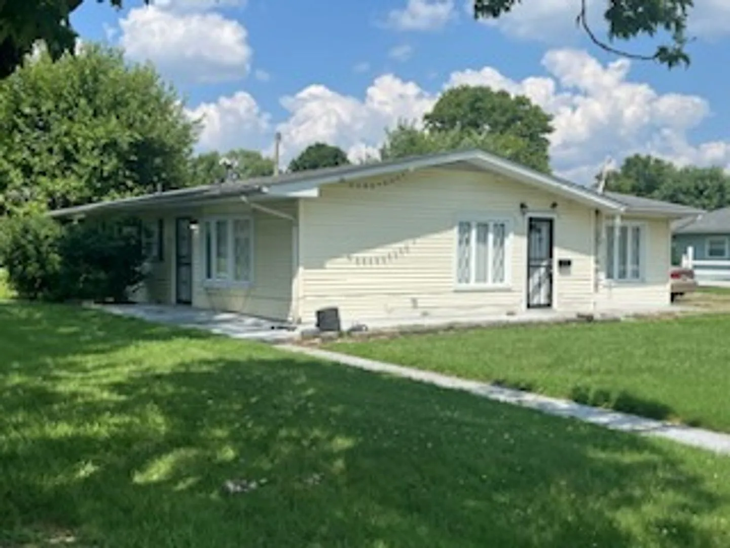 3BR/1BA House with Garage- Coming Soon! — Photo 2