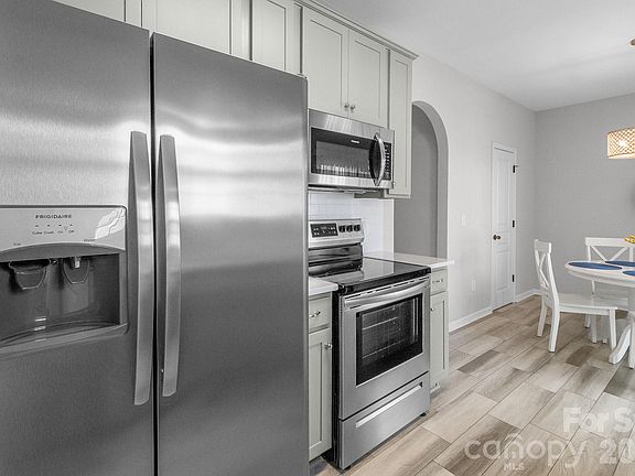 4th image of 558 Calen Ln