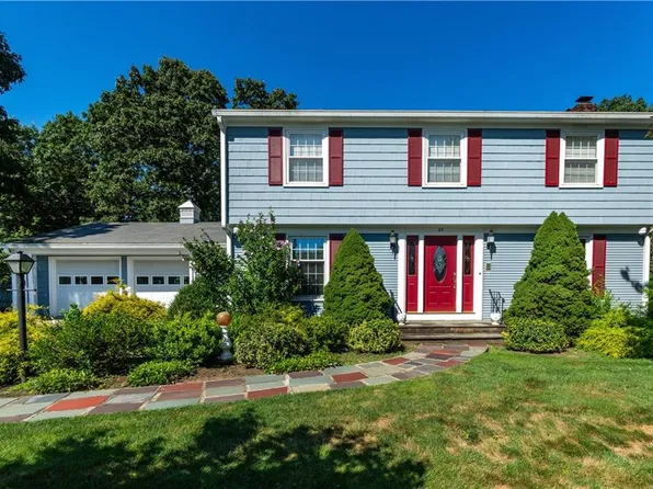 28 Carriage Dr, Lincoln, RI 02865