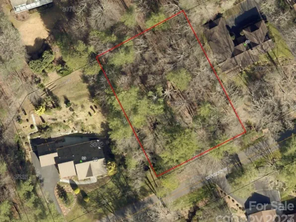 31 W Fairway Dr, Etowah, NC 28729