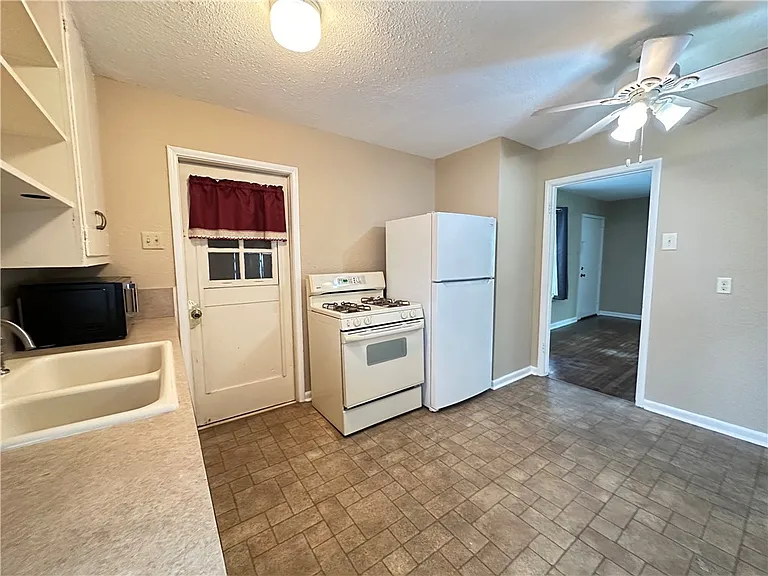 921 Oak St — Photo 10
