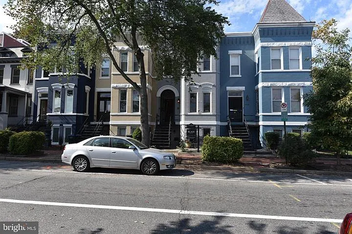 654 6th St NE #B — Photo 1