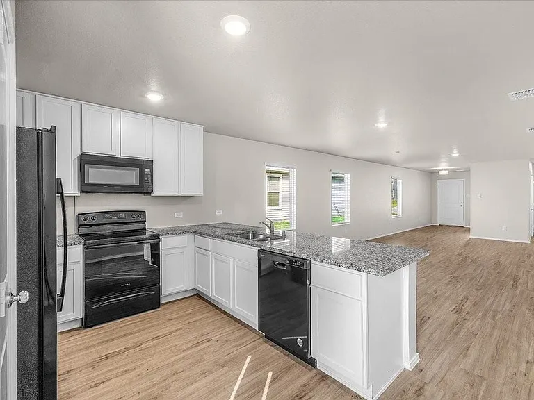 1412 Silver Oak Ln — Photo 17