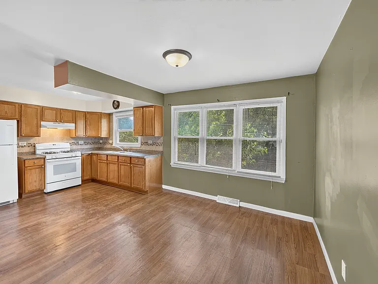 15726 Avalon Ave — Photo 24
