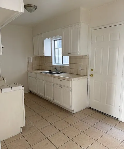 934 W 84th St #9 — Photo 9