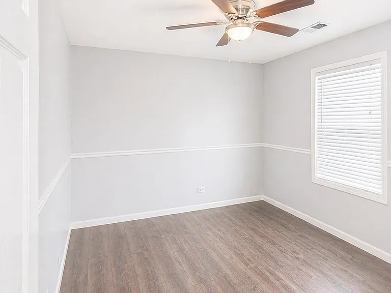 828 Huron Ct — Photo 17