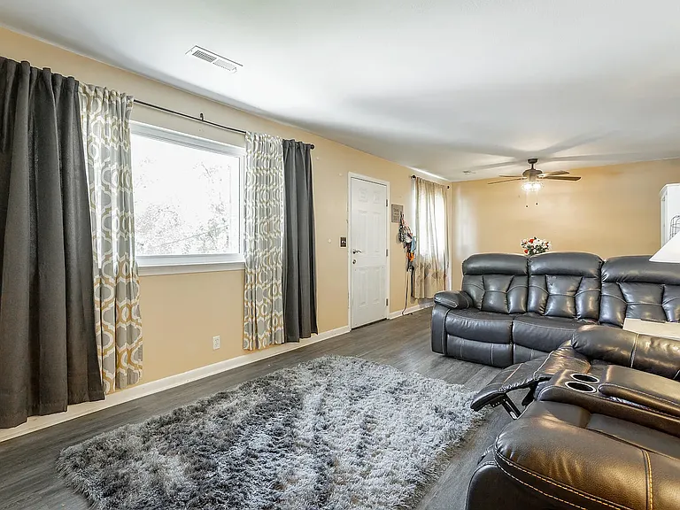 3660 Phelps St — Photo 4