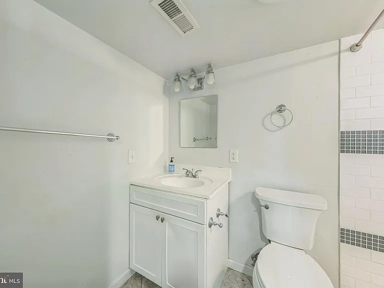 723 K St NE — Photo 16