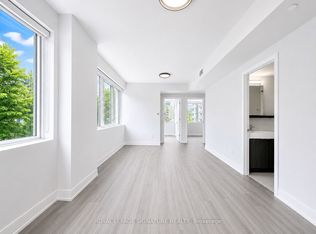 664 Spadina Ave #204, Toronto, ON M5S 2H8