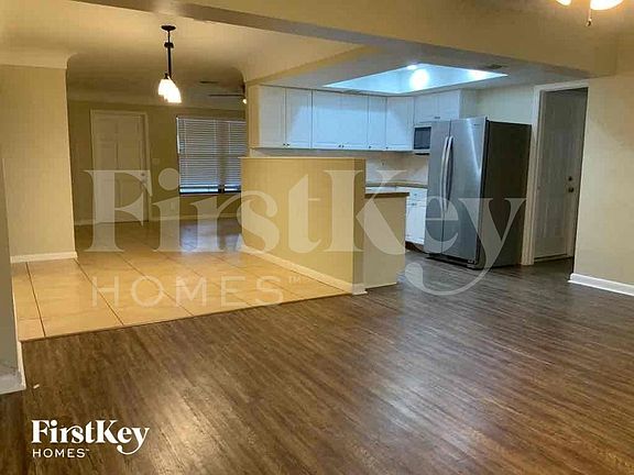 5th image of 1302 Crest Dr
