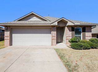 11225 NW 100th St, Yukon, OK 73099
