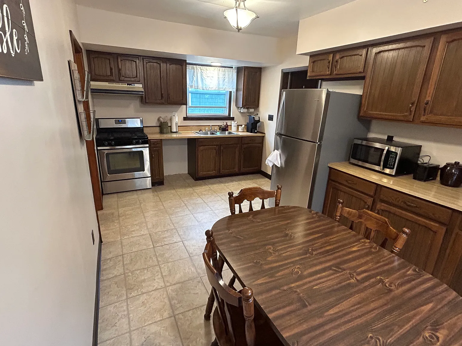 3 bed, 1.5 bath, 1886 sqft, $2,300 — Photo 4