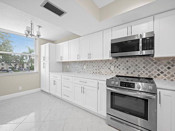 4th image of 15 Willowbrook Lane #203