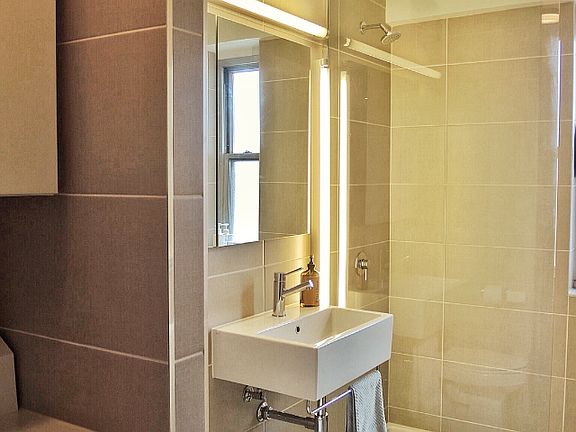 5th image of 575 Grand St APT E1401