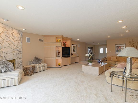 3rd image of 139 Arrowwood Dr