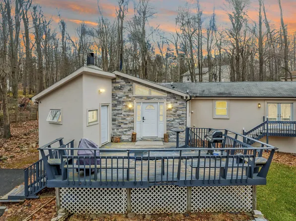 1458 Belgravia Dr, Tobyhanna, PA 18466