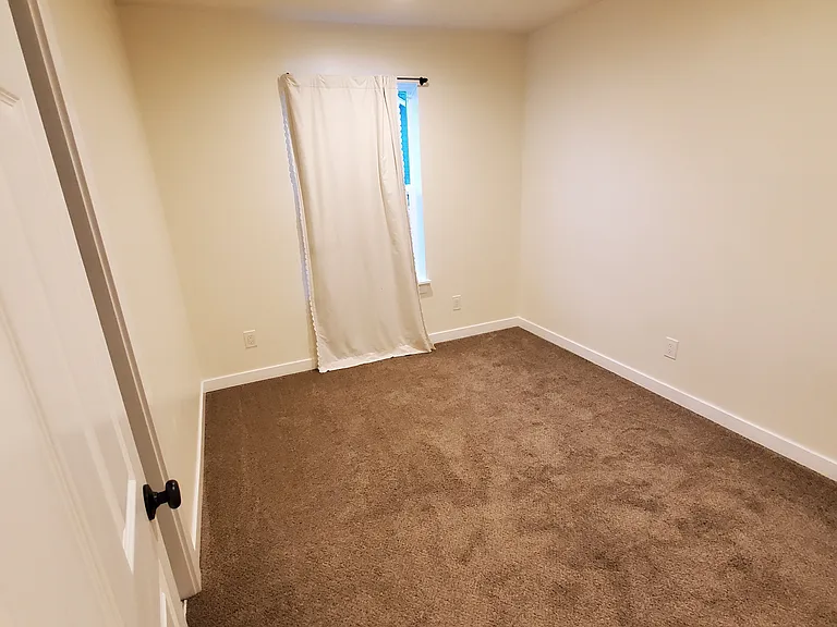 913 SW Front — Photo 10